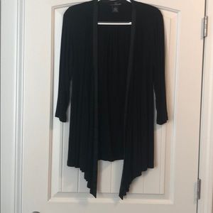 Super soft viscose cardigan. No closure.